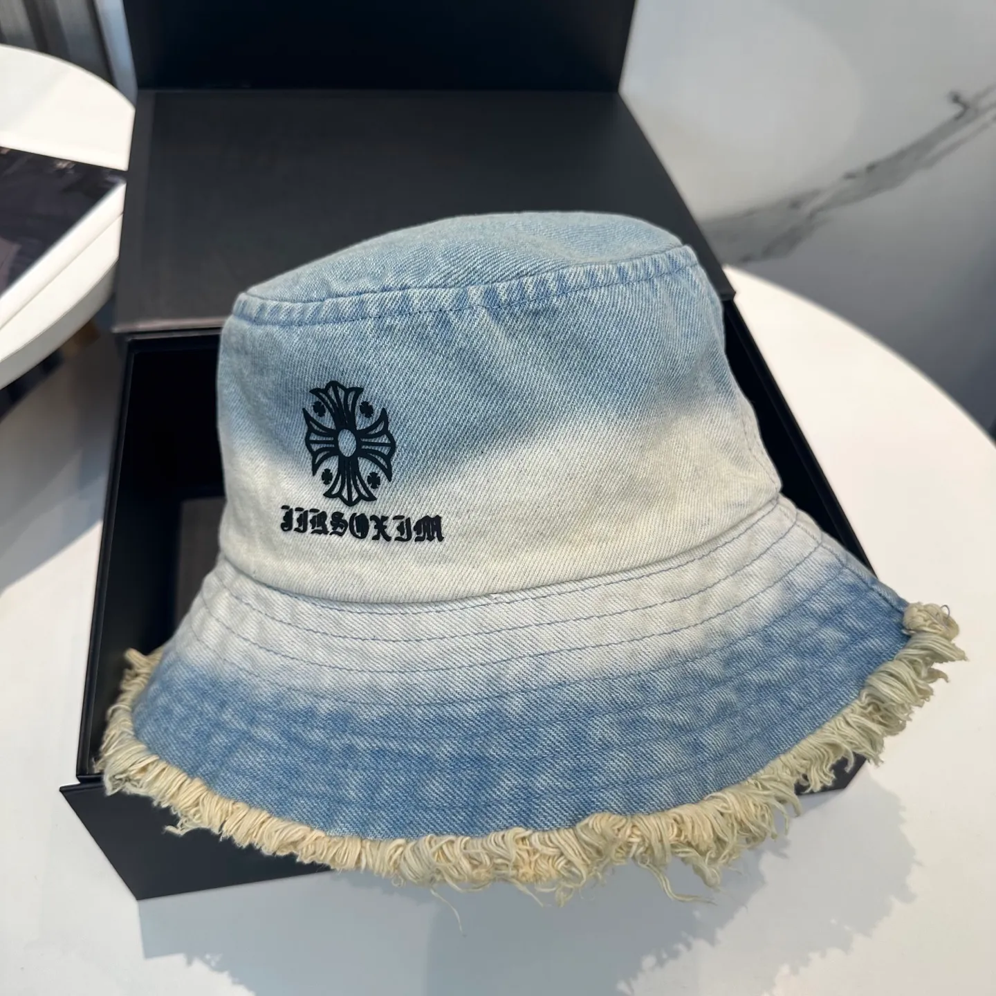 P70 Croixin's new soft denim fisherman hat with loose beard. Summer is here. In the hot weather, a good-looking hat has become an indispensable fashion item. This denim bucket hat not only has a fashionable appearance, but also provides effective sun protection, making you the most fashionable girl in the streets!